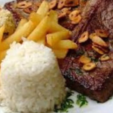 Picanha na chapa acompanha arroz, batata frita e farofa de ovos.