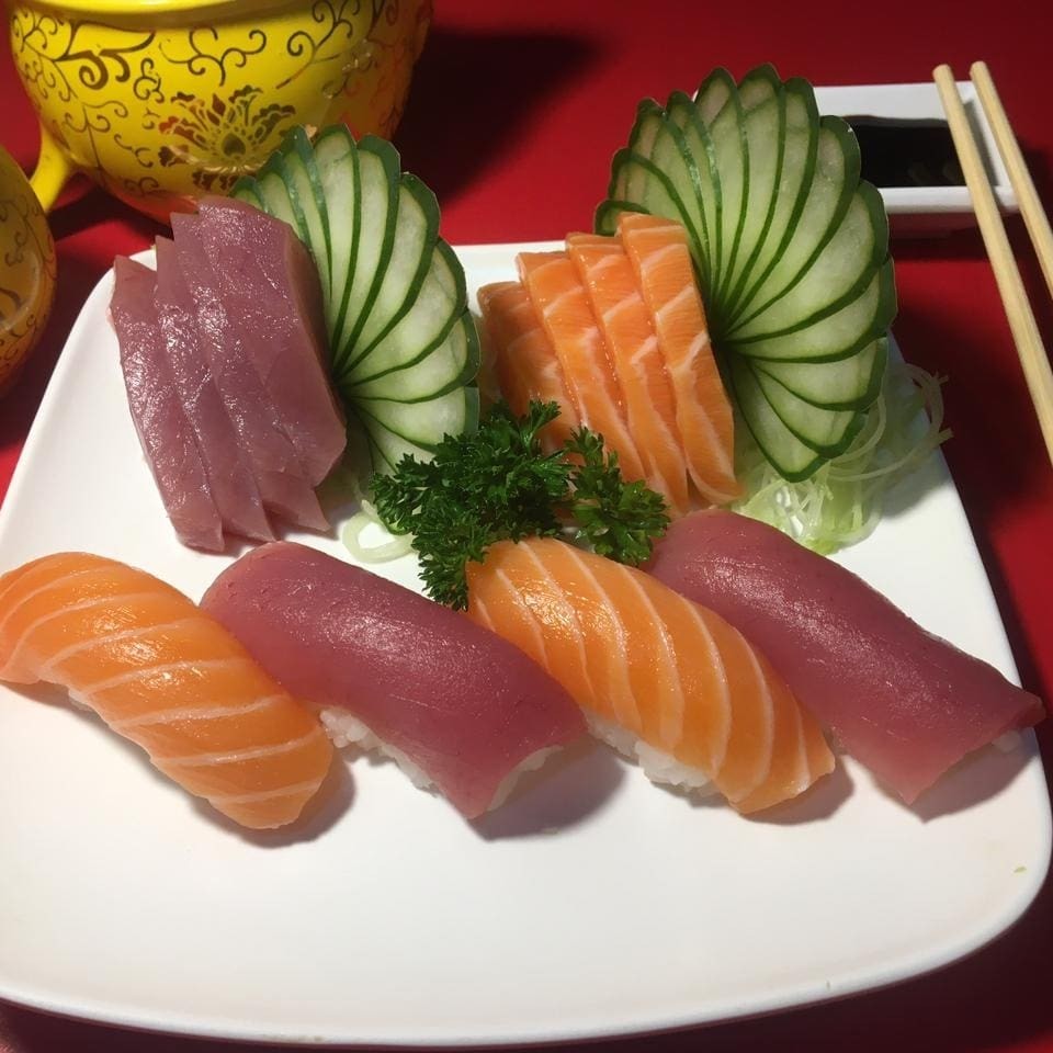 4 Sashimi Salmão + 4  Sashimi De Atum +  2 Sushi De Salmão + 2 Sushi De Atum
