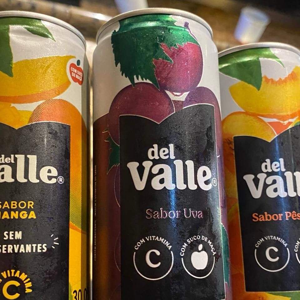 Desfrute de nossos Sucos Del Valle em lata, disponíveis em uma variedade de sabores vibrantes e deliciosos. Escolha entre o doce e suculento pêssego, a rica e exuberante uva ou a exótica e refrescante manga. Cada lata é repleta de frutas de alta qualidade, cuidadosamente selecionadas e misturadas para criar uma experiência de sabor inesquecível. Ideal para qualquer hora do Dia, nossos sucos Del Valle são a opção perfeita para quem busca uma bebida refrescante e saborosa.