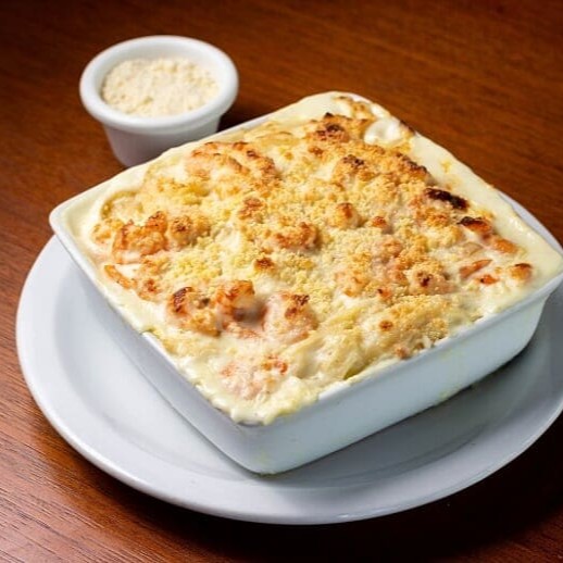 - fettuccine ao molho branco, c/ camarões refogados no azeite, finalizado c/ muçarela gratinada.