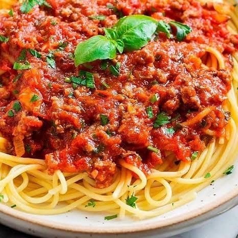 Composto por macarrão bem temperadinho ao alho e oleo coberto por uma bolonhesa super saborosa, embalagem 750ml de  isopor.