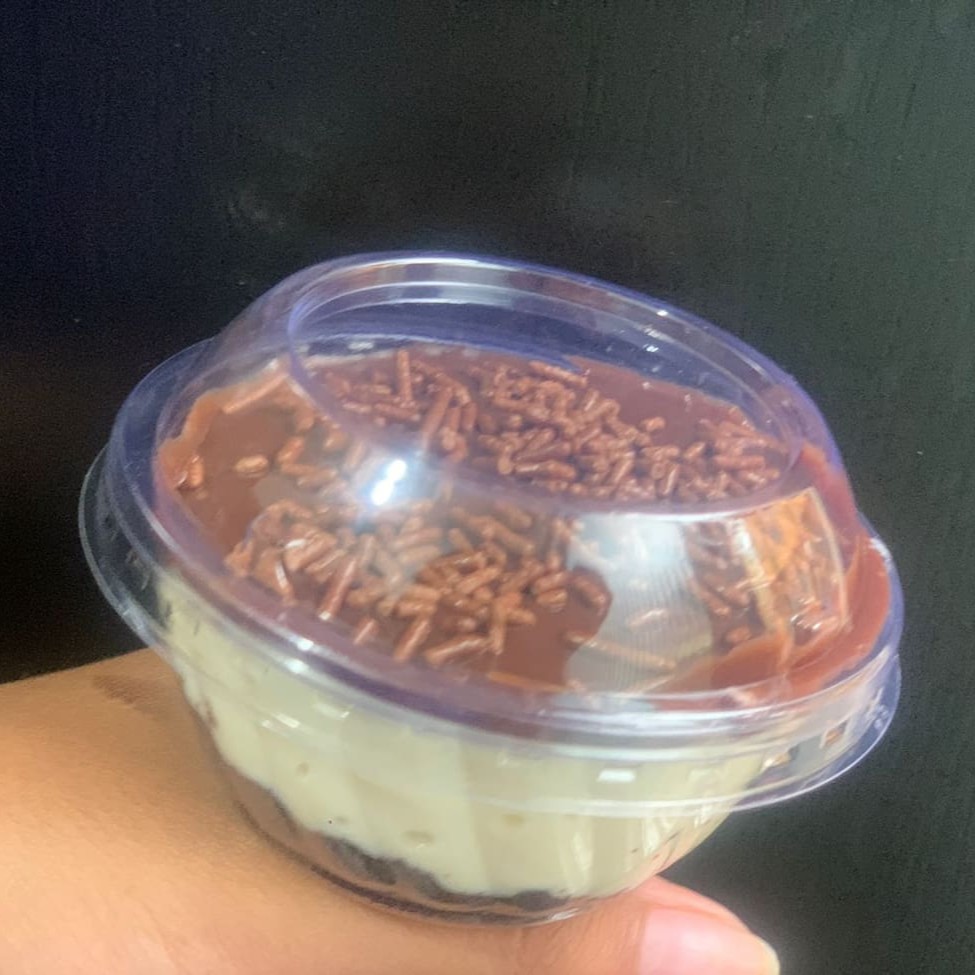 Massa de bolo de chocolate com mousse de limão e ganache de chocolate