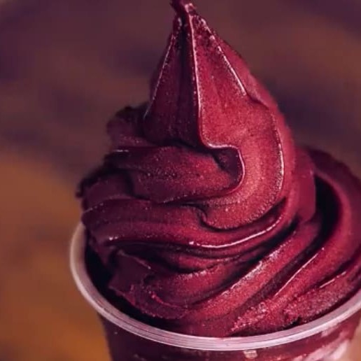 Nosso delicioso açaí de qualidade excepcional com diversas opções de guloseimas incluso sem nenhuma taxa.com direito a chantilly artesanal batido com Ninho e deliciosa fruta disponível no nosso cardápio!