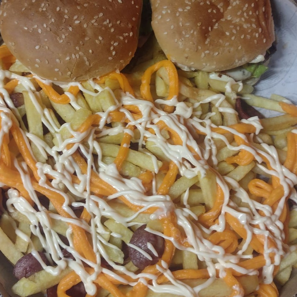 Vivencie a experiência inigualável de saborear dois robustos X-Tudo, preparados com ingredientes frescos e de alta qualidade. Acompanha uma porção generosa de batatas fritas, crocantes por fora e macias por dentro, e uma refrescante garrafa de Guaraná Antártica, a autêntica bebida brasileira com 1l. Este combo é a verdadeira representação da culinária fast-food com um toque brasileiro, perfeito para satisfazer a fome e o paladar mais exigente.