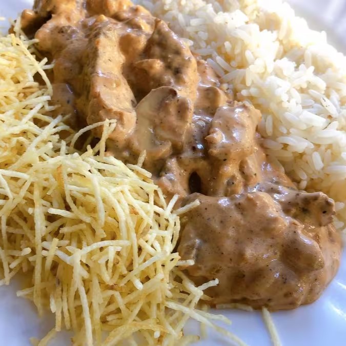 Strogonoff de frango com arroz e batata palha. (Os acompanhamentos não podem ser trocados).