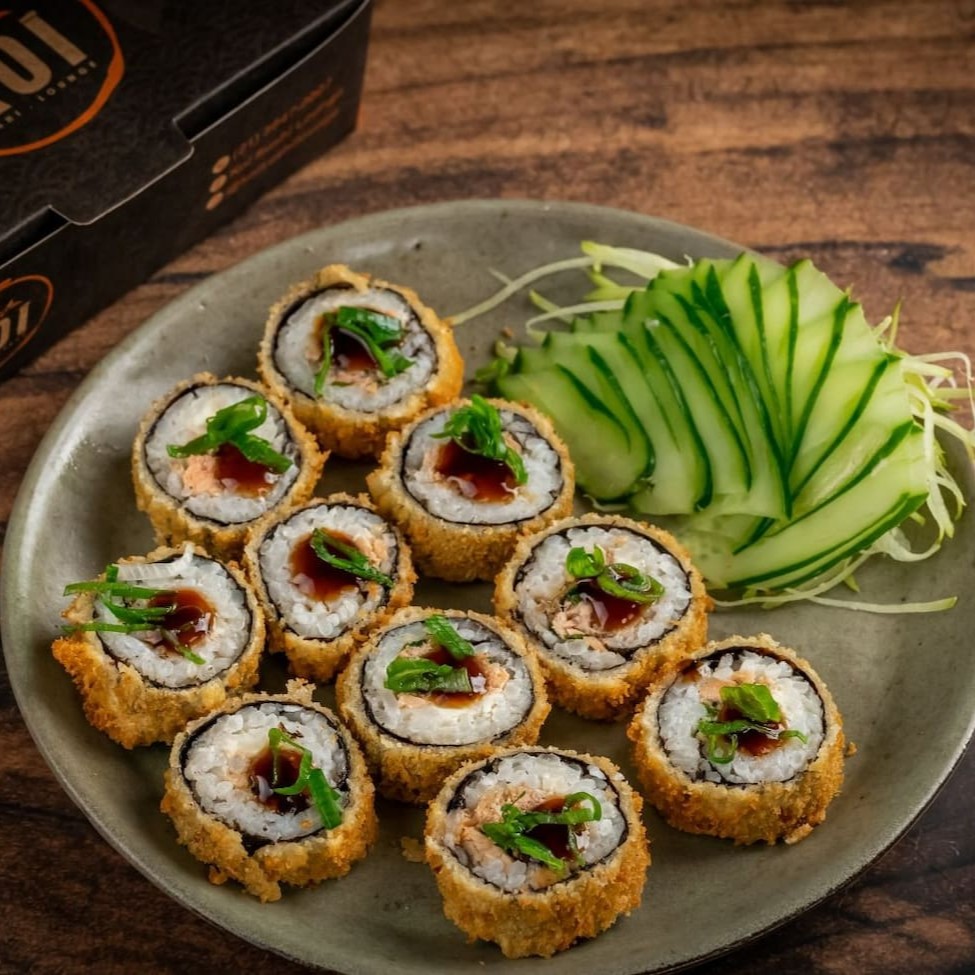 Hot de skin - pele de salmão frita com arroz e creme chesse finalizado com teriake. (10 und)    ----------tags------------- Sushi/japa/culinária japonesa/sushi em casa / promoções/makimonos/Philadelphia/filadélfia/hot filadélfia/ hot Philadelphia/sunomono/entre grátis/combinados/Carpaccio/cevite/sashimi de salmão/sushi por 1 real / promoção de hot/temaki/yakissoba