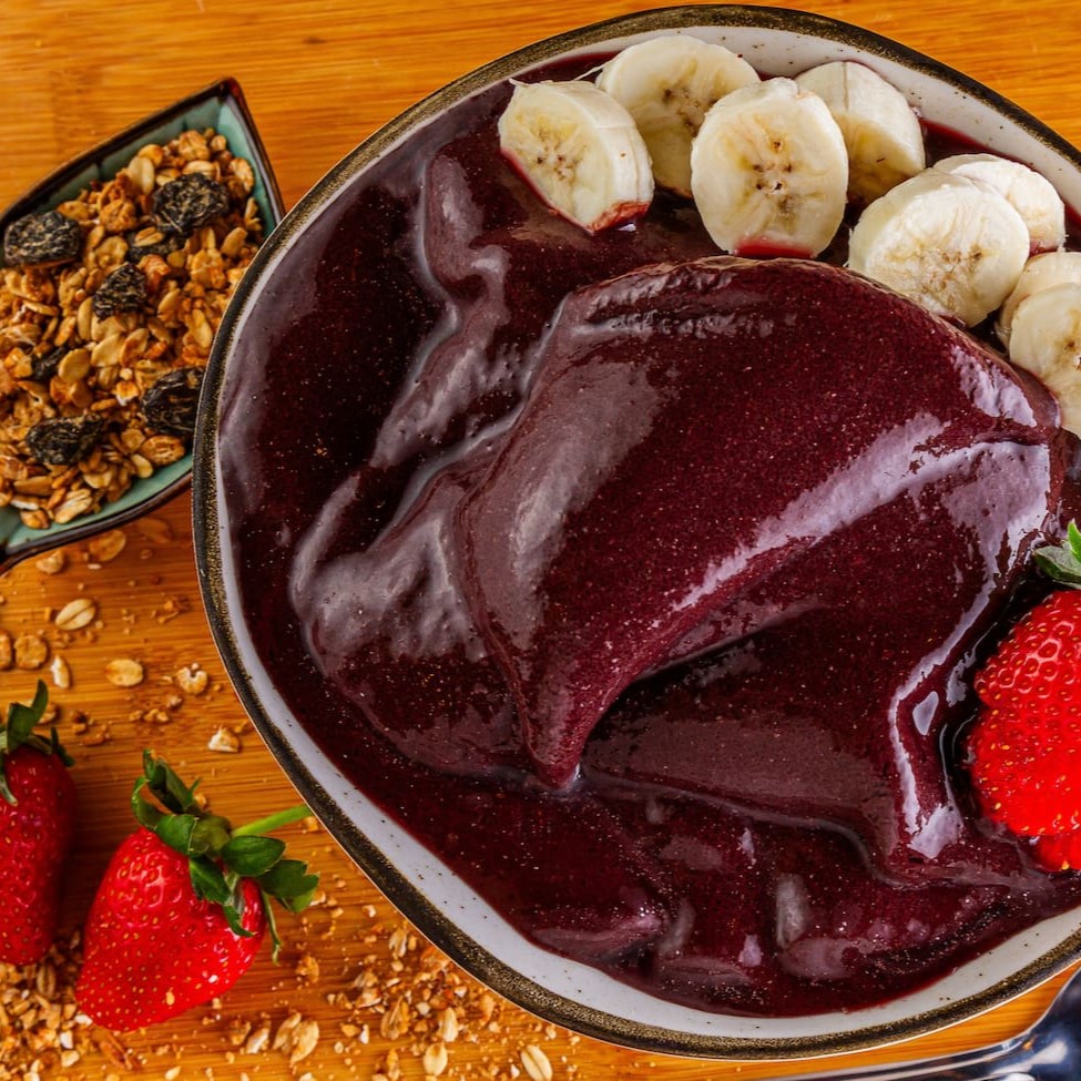 Nosso delicioso açai é feito com polpa premium direto do Pará para sua mesa.