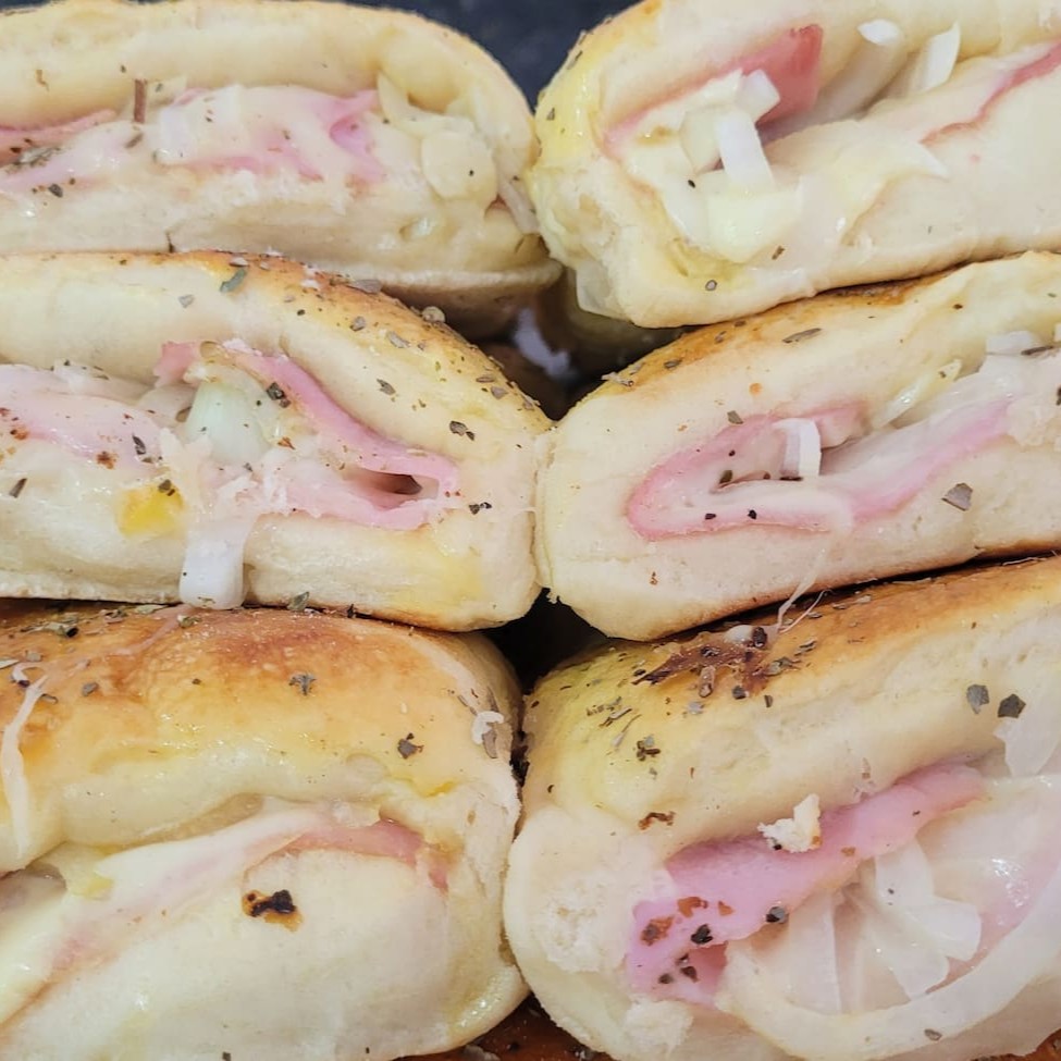 Queijo mussarela,presunto,cebola e orégano