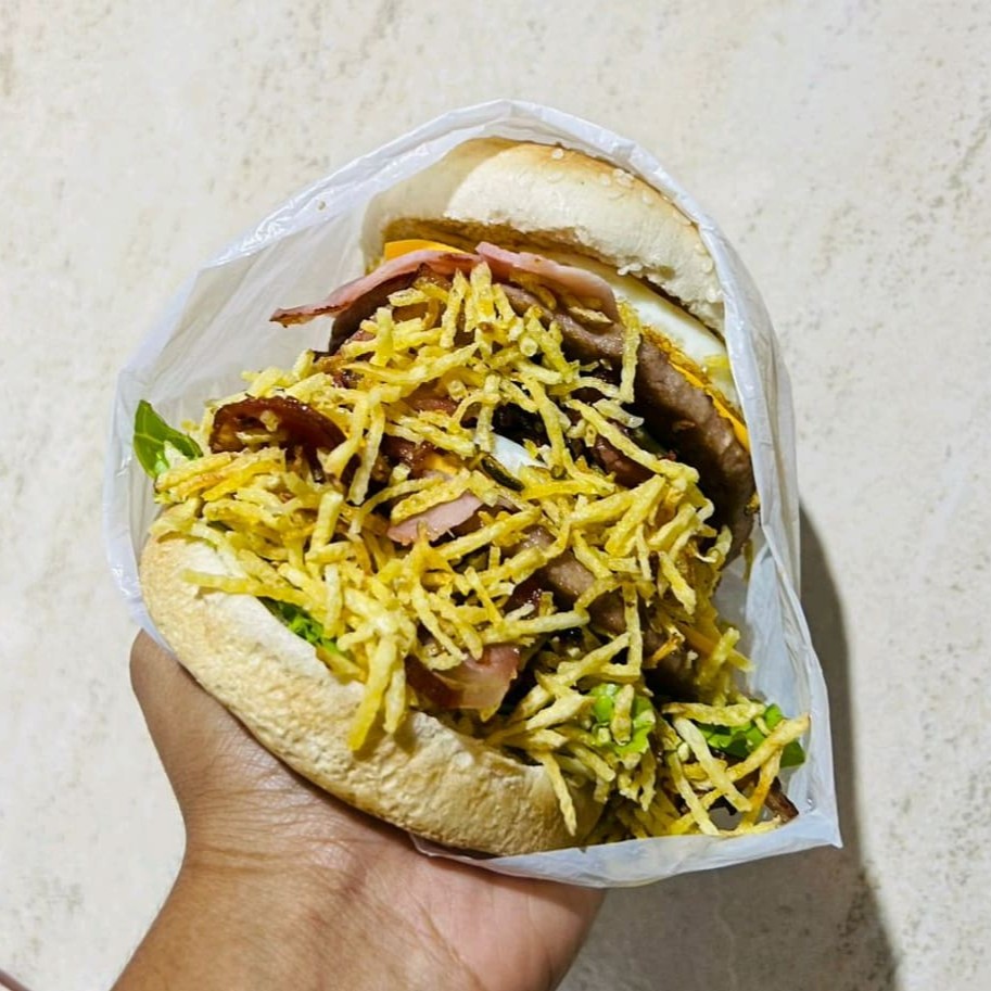 Pão, 2 carnes, 2 ovos, presunto, cheddar fatiado, bacon, calabresa, salada, batata palha e billy jack