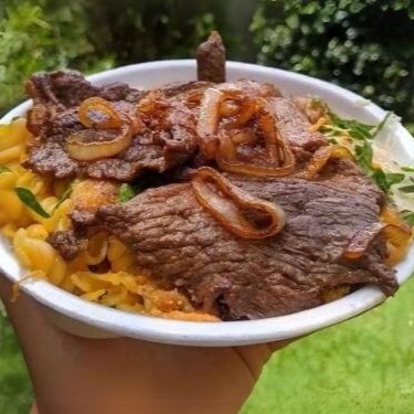 Uma suculenta carne alcatra acebolada, acompanhada de arroz soltinho, feijão, farofa especial da casa, batata frita sequinha e salada.  Marmita 800grs