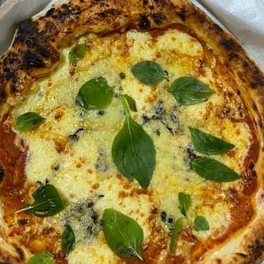 Molho de tomate do chef, muçarela, gorgonzola, parmesão, provolone e manjericão. Pizza artesanal, fermentada por 100 horas, com molho feito 100% com carinho e ingredientes naturais, livre de industrializados e aditivos. Serve 2 pessoas.