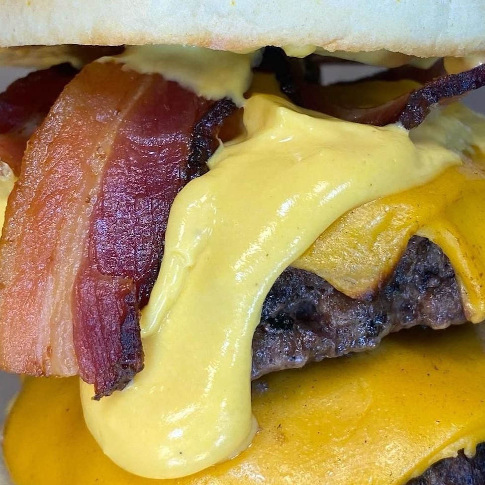 Esse Burger é feito com pão brioche tradicional. Fizemos essa linha pensando em vc que não gosta de pão de alho. Esse Burger é aquele que vai entrar pra sua lista pessoal de coisas gostosas que vc já estou indo experimentou. Ideal pra vc que é esfomeado de verdade.
