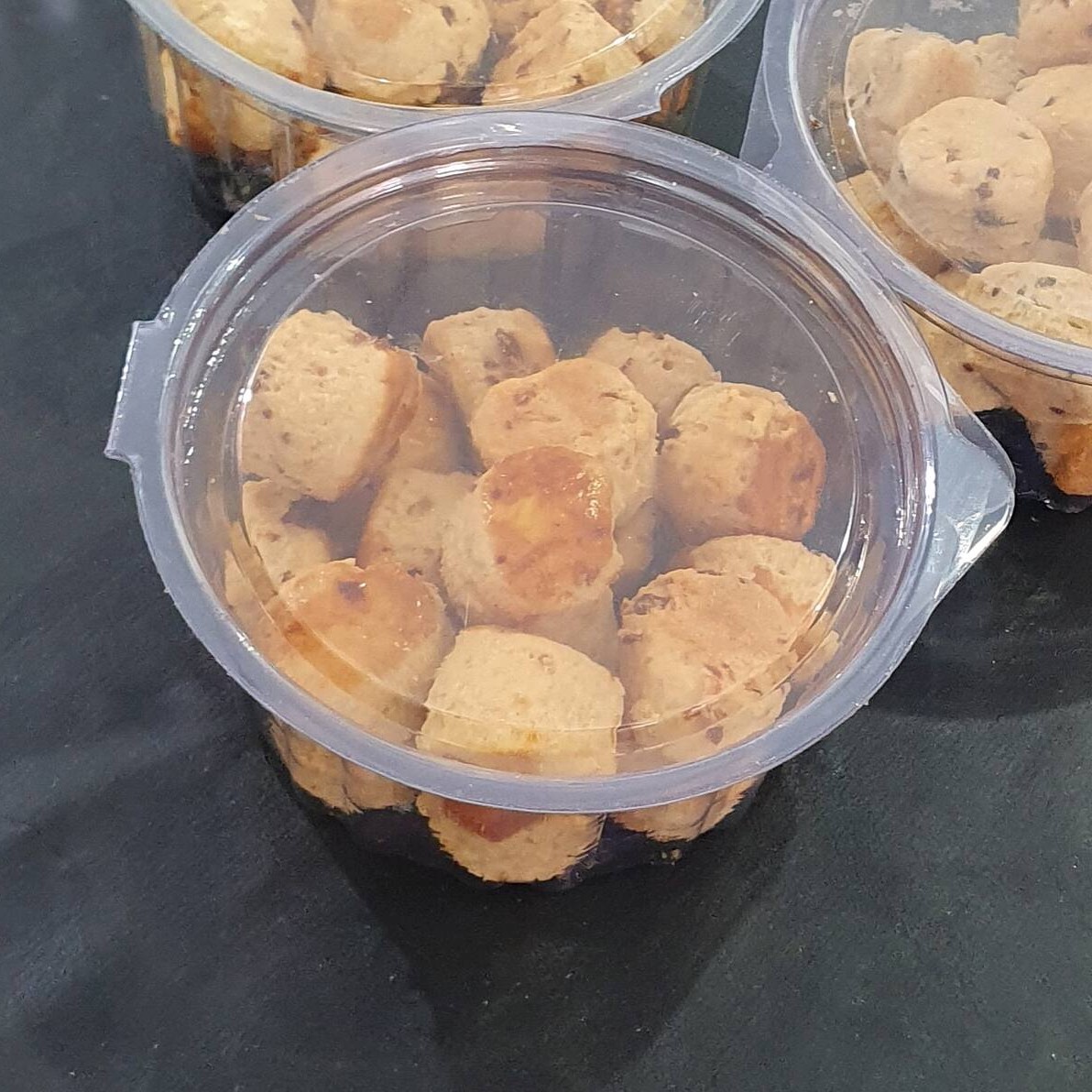 Crocante e levemente salgadinho, com sabor marcante de cebola. Perfeito para acompanhar um café ou servir como petisco