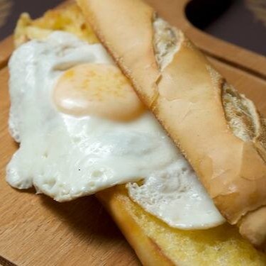 O clássico que nunca sai de moda. Pão douradinho na chapa servido com manteiga e ovo frito no ponto certo, com gema cremosa e sabor caseiro. Ideal para um café da manhã reforçado ou um lanche rápido e delicioso.