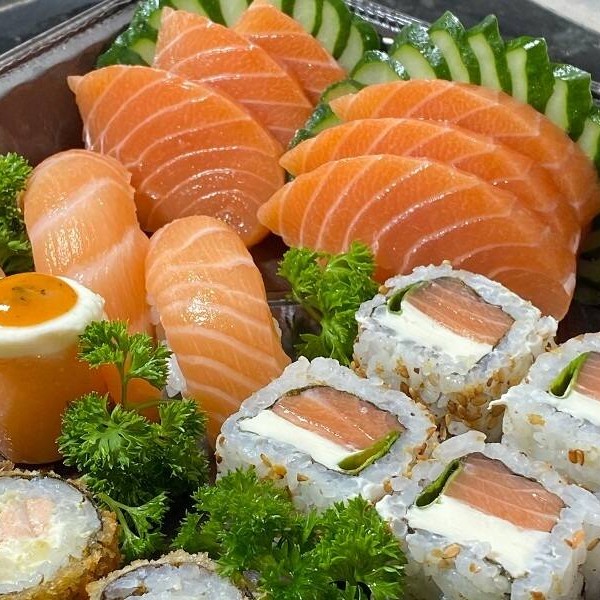 20 peças. 6 sashimi de salmão 2 joy fila  2 sushi de salmão 10 makimonos variados