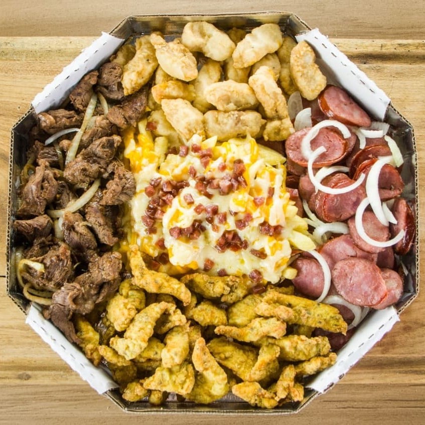 Deliciosa Porção de Gurjão de Peixe + Contra filé Suculento + Calabresa Acebolada + Frango Empanado Crocante + Batata Com Cheddar Mussarela derretida e Calabresa.