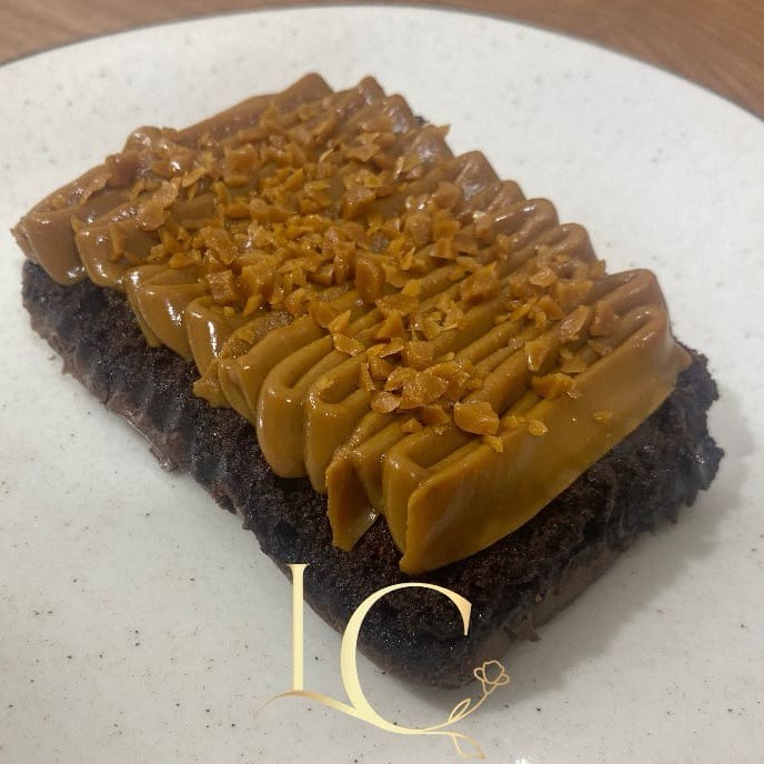 Uma base deliciosa de Brownie com cobertura de doce de leite cozido e finalizado com um delicioso crocante de caramelo salgado.   promoção , cupom , oferta , morango , sobremesa , red velvet , banoffe , pudim , doce de leite , Dia dos namorados , festa junina , bolo gelado , Ninho , trufado , cone , café , frete grátis , presente , coxinha , gostoso , preço baixo , combo , promo , Doces , bolos , brigadeiro , docinhos , bolo vulcão , aniversario , coco , bolo de pote , gelado , chocolate , Pipoca gourmet , biscoito amanteigado, empada , frango , pistache , frutas vermelhas , geleia , coca , refri , combo , salgado , mousse , entrega rápida , grátis , 0800 , desconto , almoço barato , Nutella , brownie recheado , lanche barato , afogadinho , empada , cookies , cookie recheado , cookie americano , fatia recheada