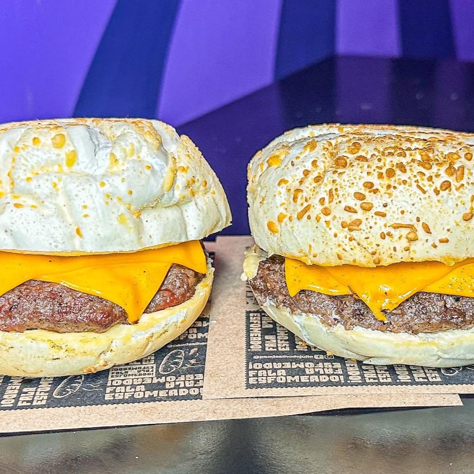 Casal que quer comer um burguinho na moderação, sem acompanhamentos, só o burguinho de pão de alho e nada mais, vem aqui que vai dar bom!