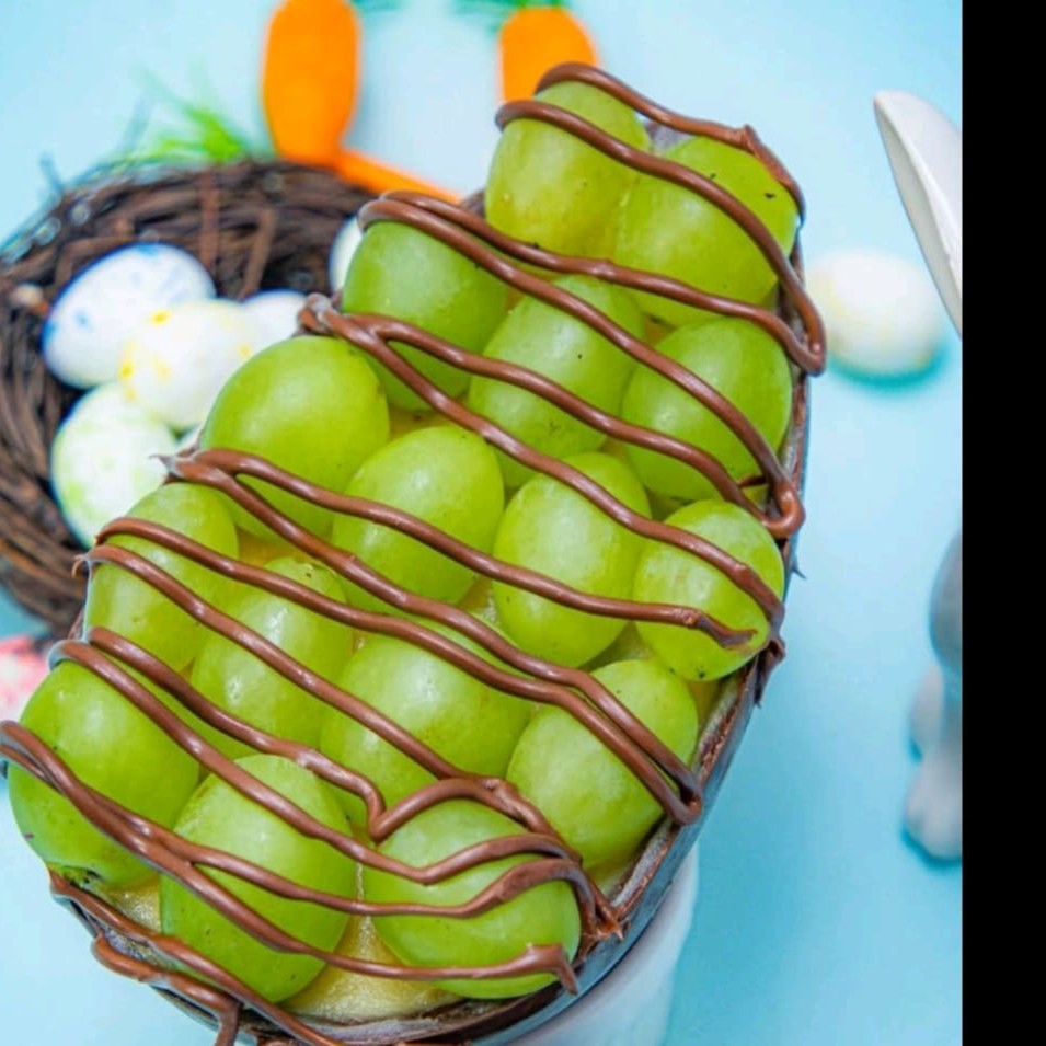 Casca de chocolate com recheio de Ninho e de enfeite uva e Nutella