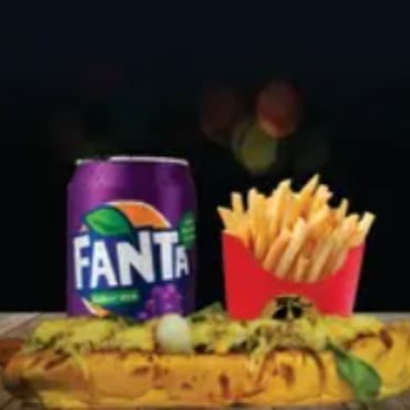 Pão, parmesão, salsicha ou linguiça, cheddar, bacon, tomate, cebola, molhos, passas, azeitona, milho verde, ovo de codorna, rúcula, batata palha, cebola caramelizada, muçarela gratinada, batata p, refrigerante lata.