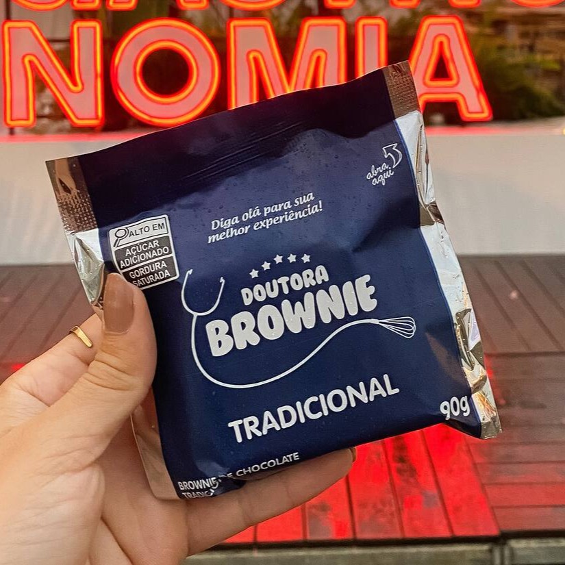 A melhor massa de brownie tradicional sem recheio.