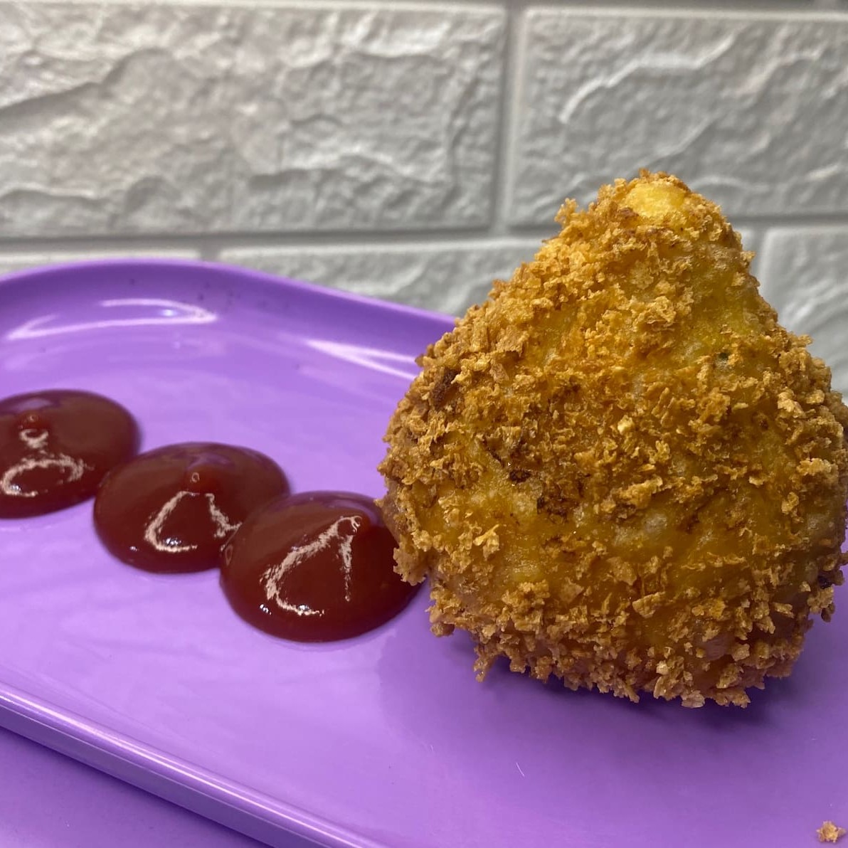 Uma coxinha perfeita com massa leve, recheada com muito frango e cream cheese empanada na farinha panko pra dar aquela crocancia ️