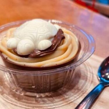 Cestinha de chocolate, recheada com brigadeiro branco, Nutella e tortuguita!