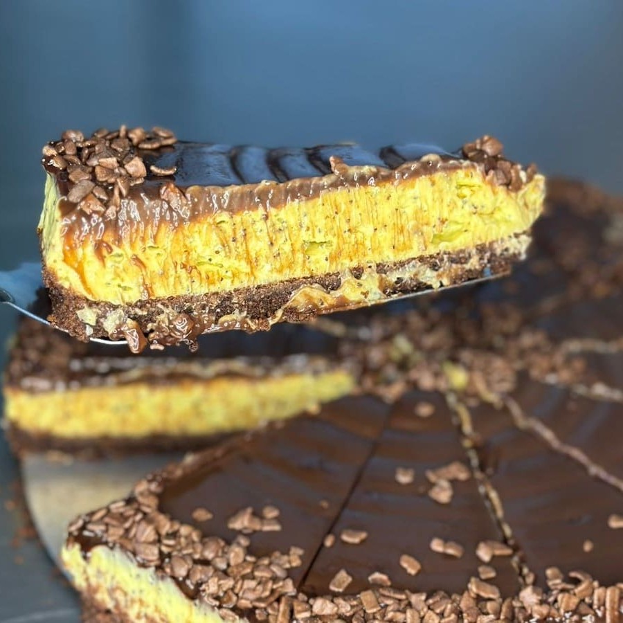 A Fatia Suprema de Maracujá é uma verdadeira tentação! Com uma base crocante de biscoito de chocolate, ela leva uma mousse cremosa de maracujá, suave e refrescante. Finalizada com um ganache de chocolate, que traz a intensidade do sabor amargo para equilibrar o doce da sobremesa. Uma combinação perfeita de texturas e sabores!