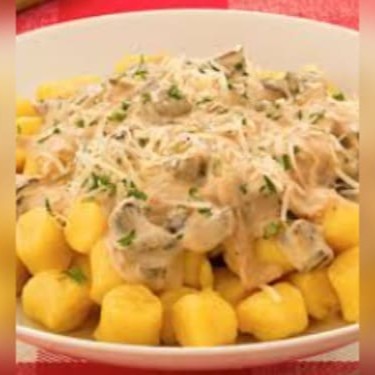 Descubra o sabor incomparável do nosso 'Nhoque de Frango com Molho Branco'. Este prato, pertencente à categoria 'Especial Nhoques', é uma combinação perfeita de nhoque macio e suculento, feito artesanalmente, complementado por pedaços generosos de frango cozido à perfeição. Tudo é coberto com um indulgente molho branco, cremoso e suntuoso, que eleva o prato a um novo patamar de sabor. Uma verdadeira delícia que promete encantar o seu paladar e proporcionar uma experiência gastronômica única.