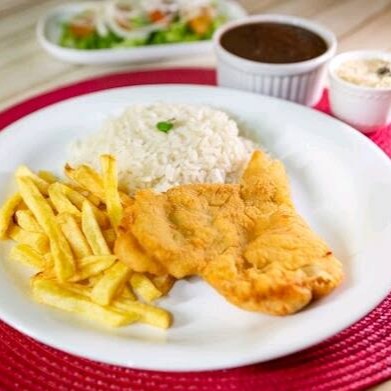 Prato cheio de sabor e tradição, com arroz soltinho, feijão saboroso, farofa com calabresa (em saquinho separado), um acompanhamento à sua escolha e frango à Milanesa empanado e frito à perfeição. Uma combinação clássica que vai te fazer sentir em casa!  A quentinha vai com arroz, feijão, farofa e mais um acompanhamento que desejar.  Nossas refeições são servidas em embalagem de isopor de aproximadamente 700ml.