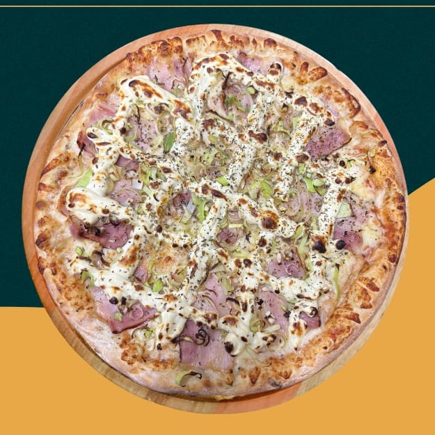 Molho de tomate da casa, mussarela, bacon, Philadelphia, alho poró e orégano;