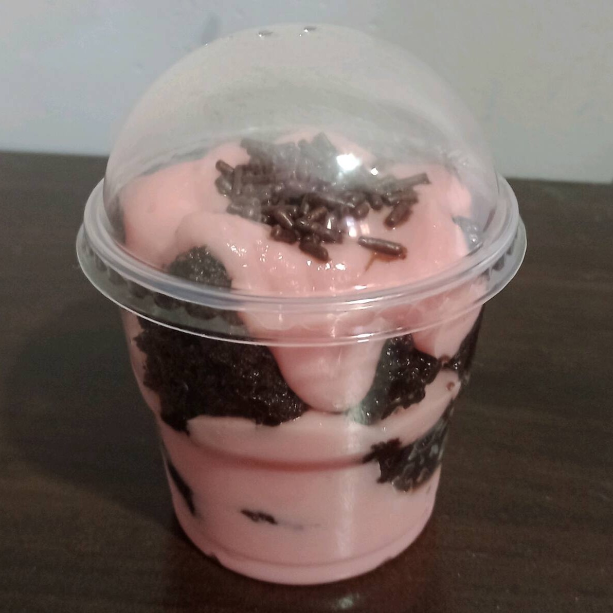 uma deliciosa massa sabor chocolate com um maravilhoso brigadeiro de morango!