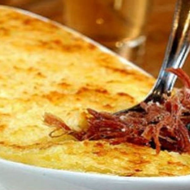 Nosso escondidinho  é  feito com pure de batata selecionado recheado  com carne seca coberto commuzarela