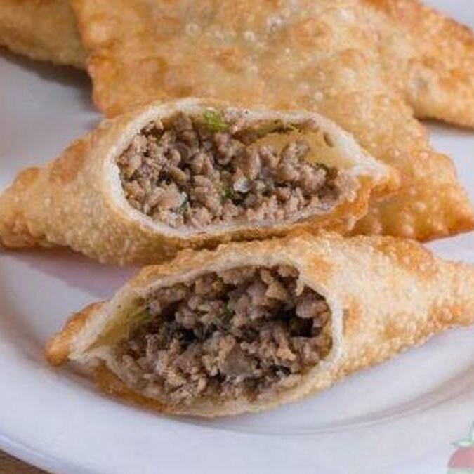 Massa frita de 22 cm recheada  com delicioso recheio de carne.