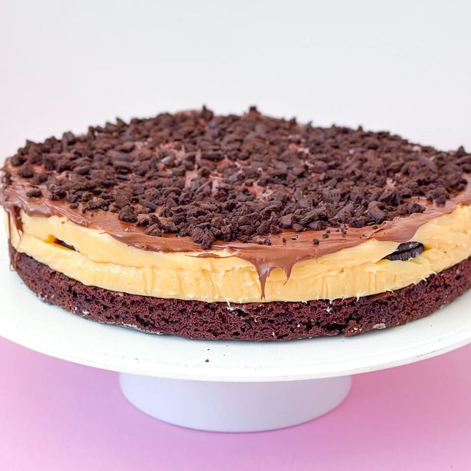 Sabe aquela torta que você fica babando? Nossa Torta Brownie Oreo com muita Nutella, é simplesmente sensacional.  Serve 15 a 18 fatias, perfeita para sua comemoração.