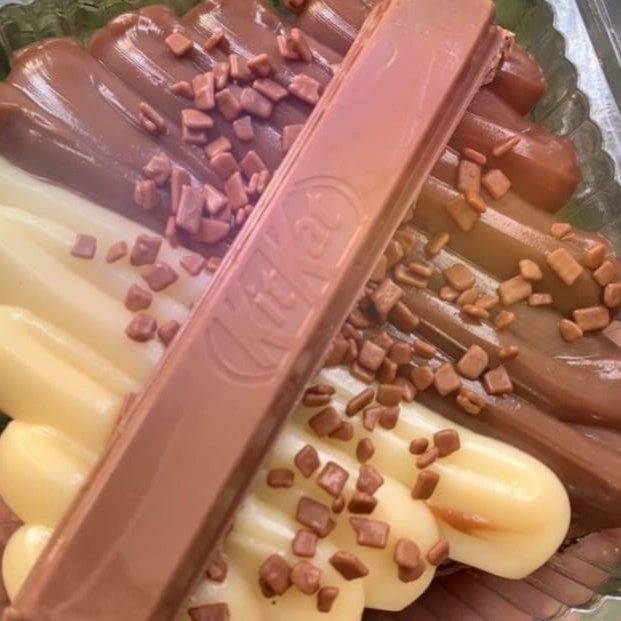 Brownie molhadinho + casquinha perfeita, brigadeiro de Ninho + brigadeiro 50% cacau, finalizado com Kit Kat inteiro.