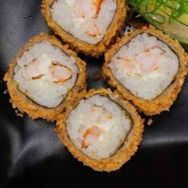 Delicado enrolado de arroz, recheado com camarão fresco e suculento, uma generosa camada de cream cheese cremoso e um toque de cebolinha para trazer um frescor ao prato. Para finalizar, uma crocante cobertura empanada na panko, conferindo uma textura única. A combinação de sabores é inigualável, tornando cada mordida uma experiência incrível.