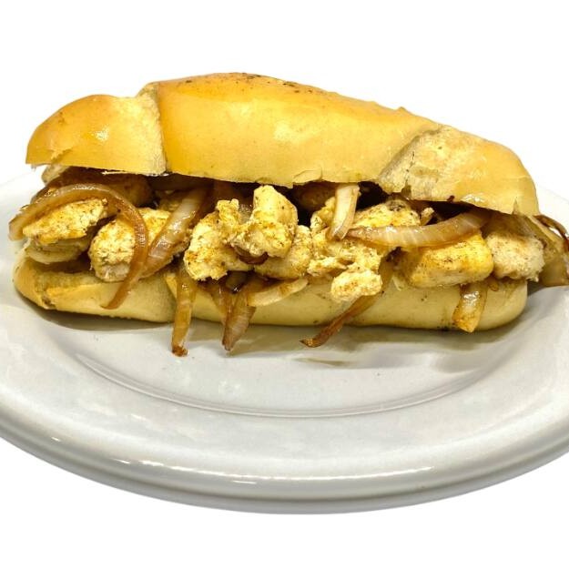 Sanduíche Artesanal de Frango com Bacon Uma combinação irresistível! Frango grelhado no ponto certo, fatias crocantes de bacon, queijo muçarela derretido, cebola ao molho shoyu e o nosso exclusivo molho Billy Jack cremoso, levemente picante e cheio de personalidade. Tudo isso no pão artesanal tostado na hora. Sabor marcante e suculência em cada mordida!