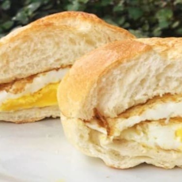O tradicional pão com ovo, feito com manteiga e muito carinho.