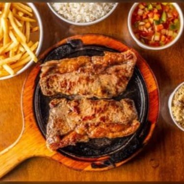 Bife Contra Filé à Campanha. Acompanha batata frita fininha, arroz branco fresquinho , feijão, vinagrete (molho a campanha) e farofa de alho e bacon crocante. Prato no capricho para duas Pessoas. - Ótima indicação para compartilhar! Muito bem servido.