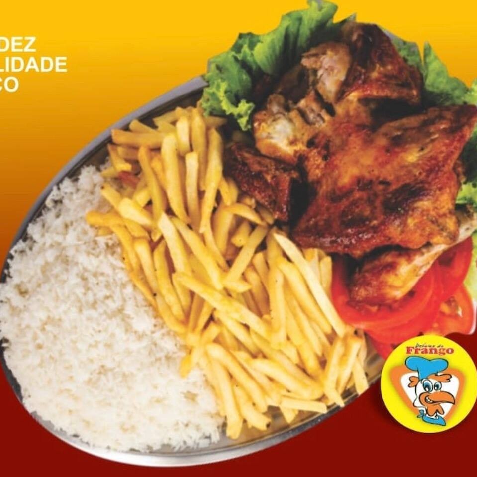 Um frango assado acompanhado de uma porção de arroz , uma porção de batata frita , molho e farofa.