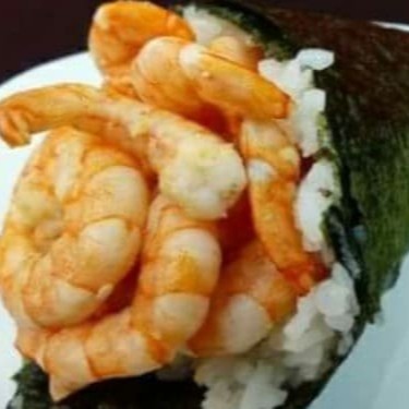 """Temaki de camarão preparado com alga crocante, arroz temperado no ponto certo e camarões frescos e suculentos, cozidos e temperados para realçar todo o seu sabor. Finalizado com cream cheese cremoso para equilibrar a textura e trazer ainda mais sabor, é enrolado na hora para garantir frescor e crocância perfeitos. Uma escolha deliciosa para os amantes de frutos do mar na culinária japonesa."""