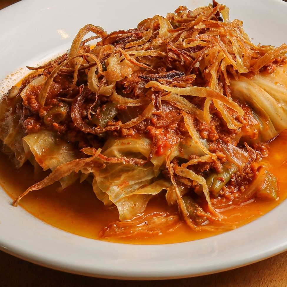 Meia porção de arroz com lentilha + meia porção de repolho recheado