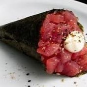 Temaki de atum, cream cheese e cebolinha.