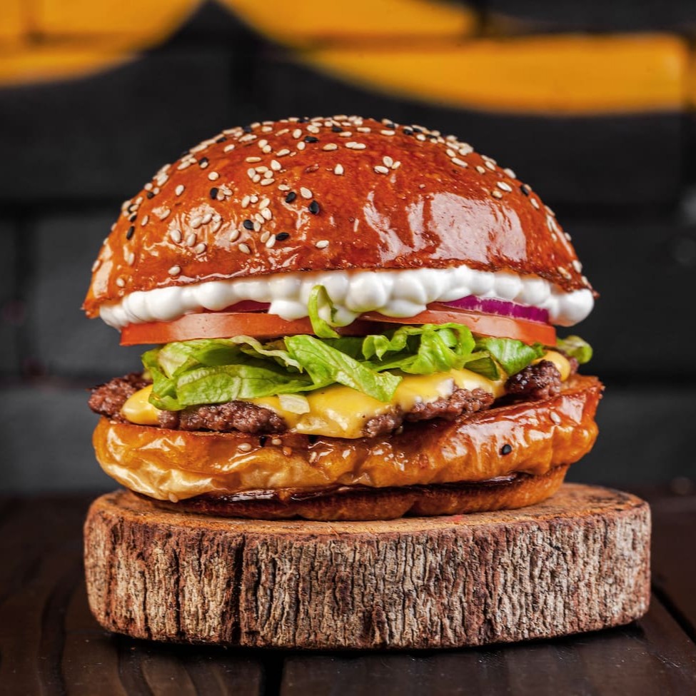 Pão brioche Prime, smash 80g, queijo mozarela, salada de alface, tomate e cebola roxa, maionese de alho.