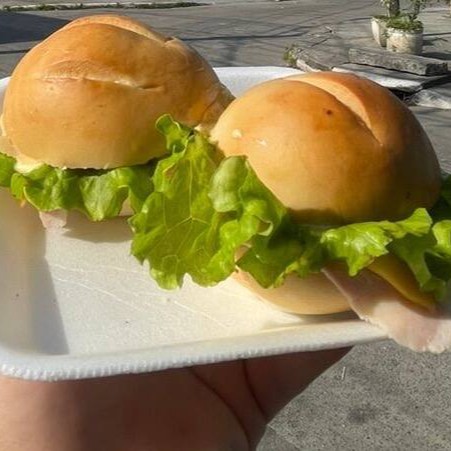 Presunto, queijo, alface e maionese temperada!