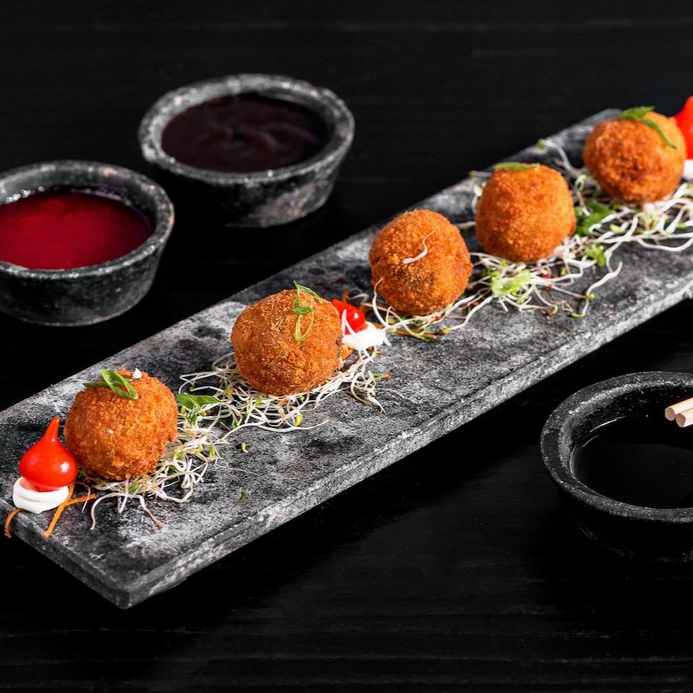 Delicioso mix de peixes, queijos e tempero da casa empandado.