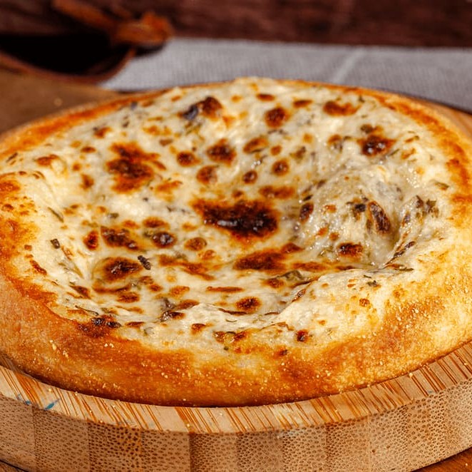 Esfirra de pão de alho com queijo