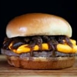 1 hambúrguer de 90g, cheddar cremoso, cebola caramelizada