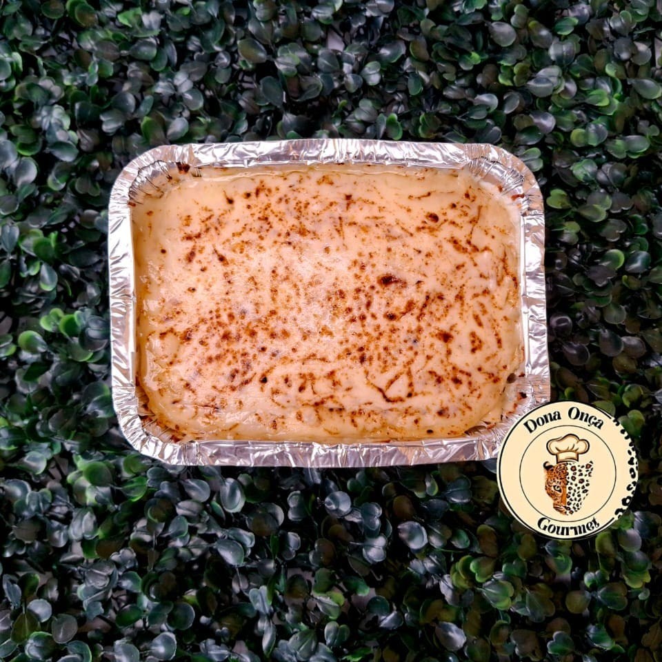 Nossa lasanha de 750g é uma verdadeira explosão de sabor. Camadas de massa macia, molho bolonhesa suculento, queijo gratinado e um toque de cremosidade. Irresistível do primeiro ao ultimo pedaço!